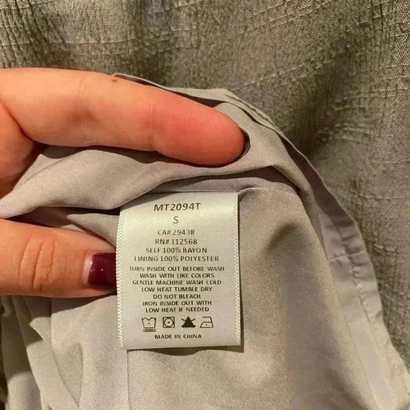 MISS ME TIERED SLEEVELESS GRAY RUFFLE TOP SIZE SMALL - Picture 4 of 8